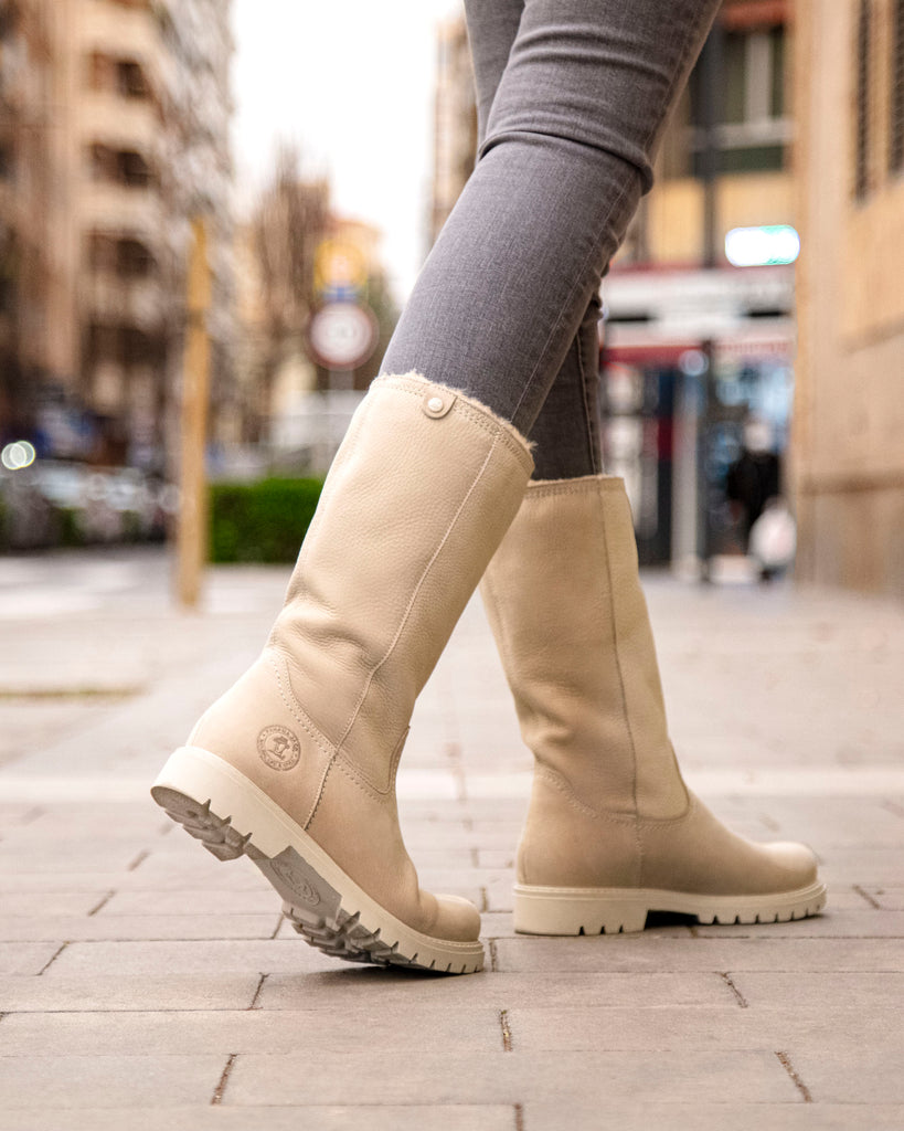 Bambina botas de piel con forro interior de pelo. crudo