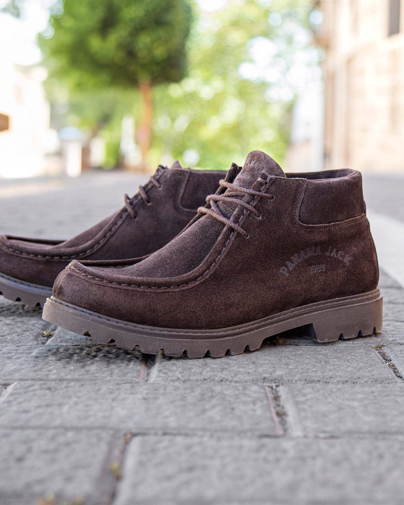 Beker botín de piel con forro interior de piel. marron