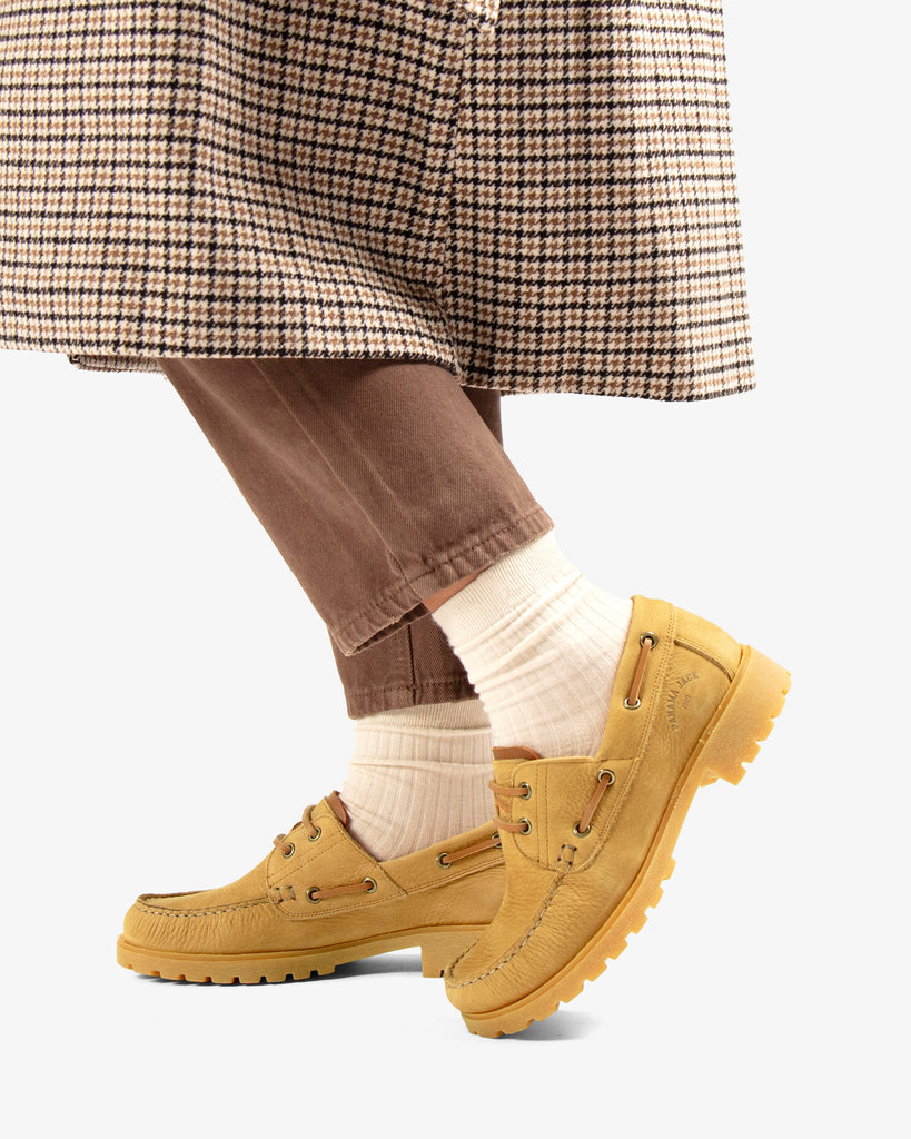 Boat náutico de piel con forro interior de piel. ocre