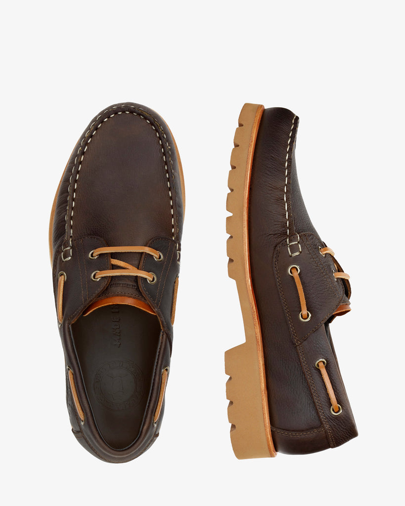 Boat náutico de piel con forro interior de piel. marron