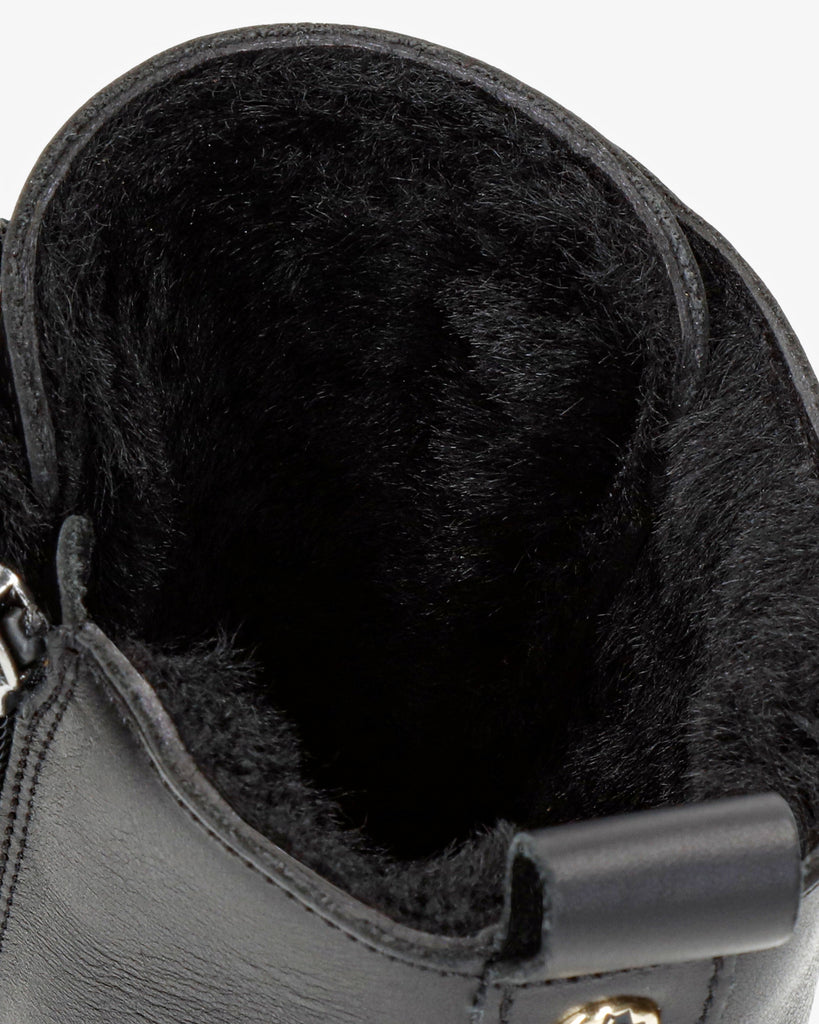 Farai botas de piel con forro interior de pelo. negro